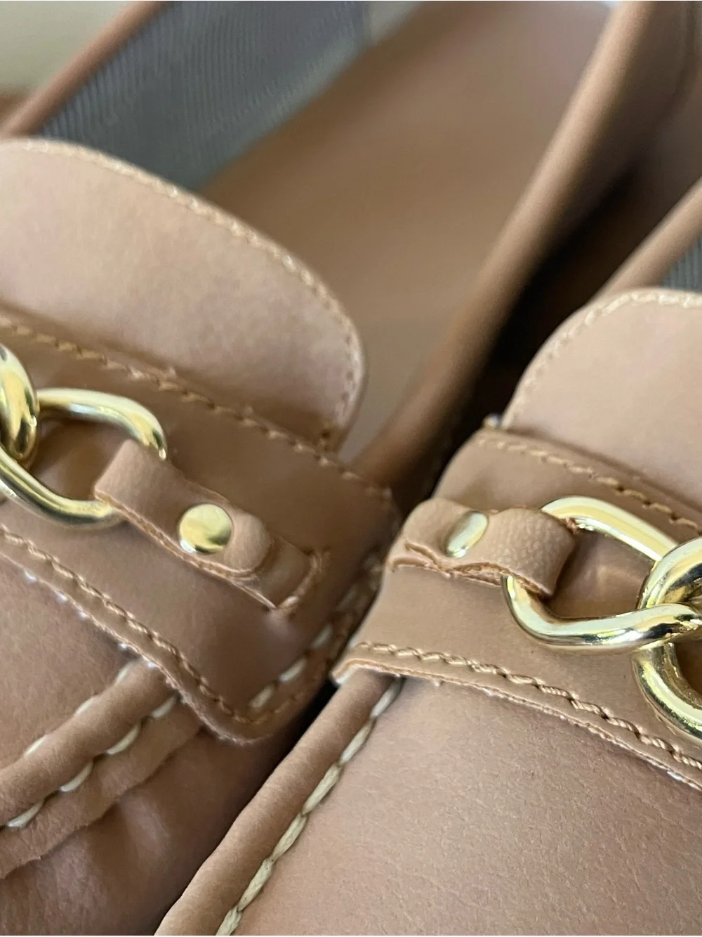Tommy Hilfiger Camel Leather Chain Loafers with Gold Hardware - Picture 3 of 5